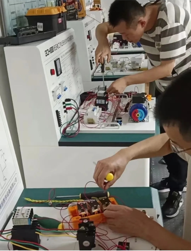 第8期免费电工培训我们毕业了！