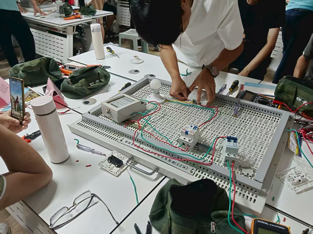第8期免费电工培训毕业啦！