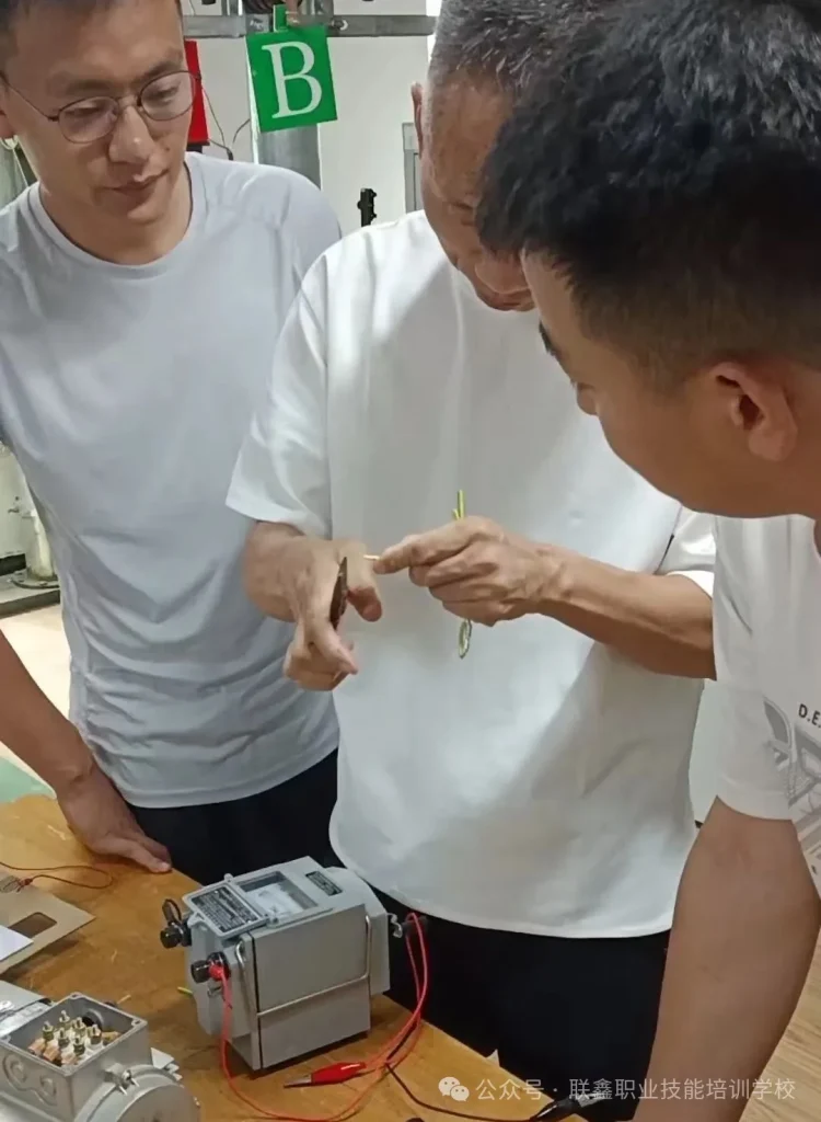 第8期免费电工培训毕业啦！