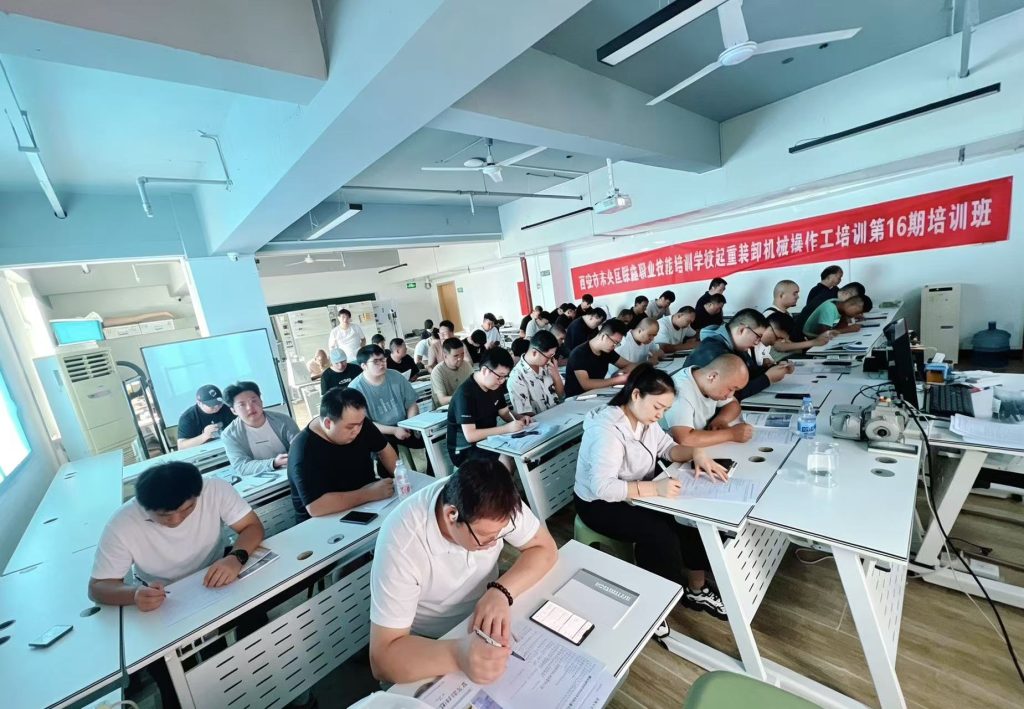 我校第16期免费叉车技能培训班正式开班