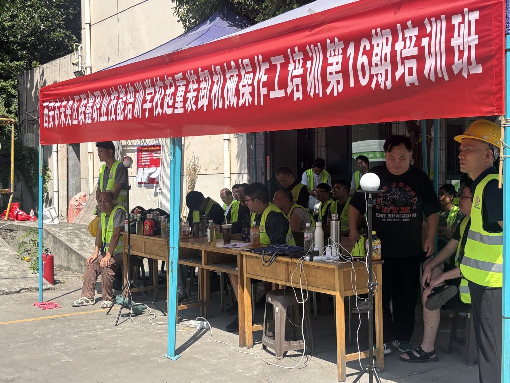 实景实训练硬功|探访我校叉车培训班线下实操教学,高薪技能火热招生中