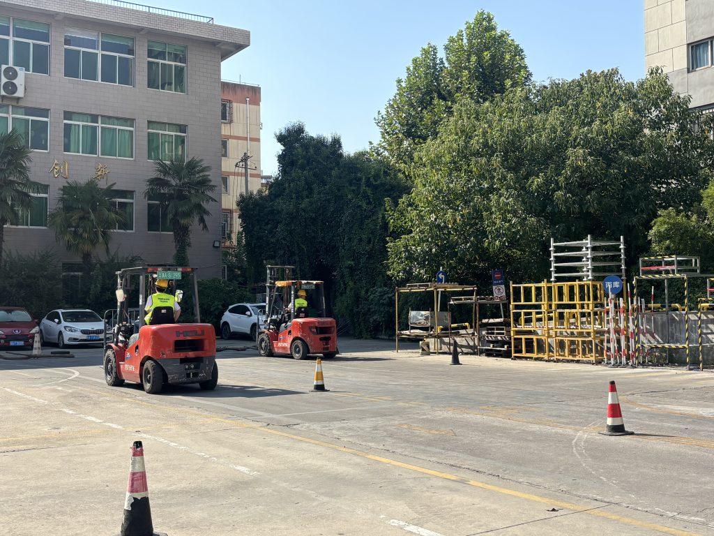 实景实训练硬功|探访我校叉车培训班线下实操教学,高薪技能火热招生中